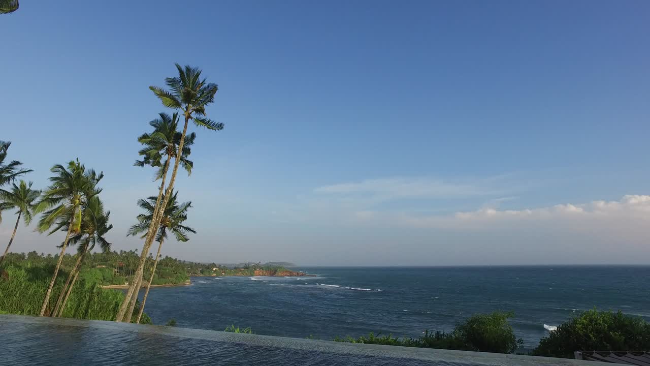 vista desde la piscina de infinity edge hasta el océano y las palmeras