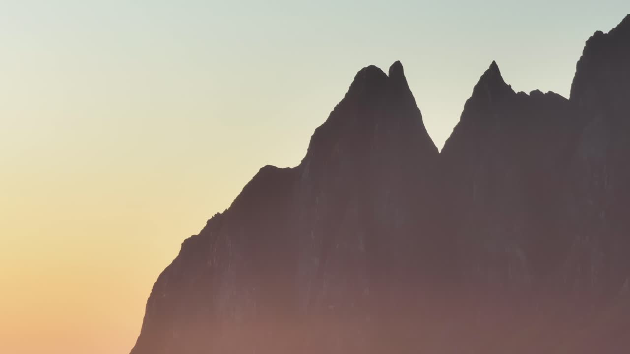 silueta de una montaña durante la puesta de sol en la isla de senja, noruega