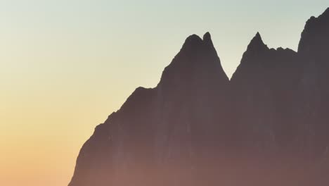 silueta de una montaña durante la puesta de sol en la isla de senja, noruega