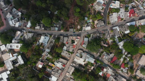 Ojo-De-Pájaro-Aéreo-Vista-De-Arriba-Hacia-Abajo-De-Las-Calles-En-Una-Pequeña-Ciudad.-Hileras-De-Casas-Que-Bordean-Los-Caminos-Desde-La-Altura.-Valladolid,-México