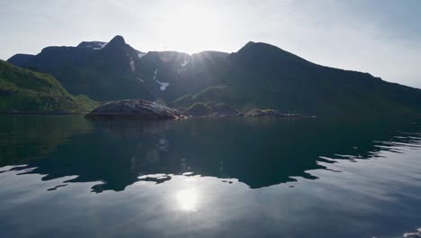 Moviéndose-En-Un-Lago-Fresco-Y-Tranquilo-Por-Las-Montañas-De-Noruega---Ancho