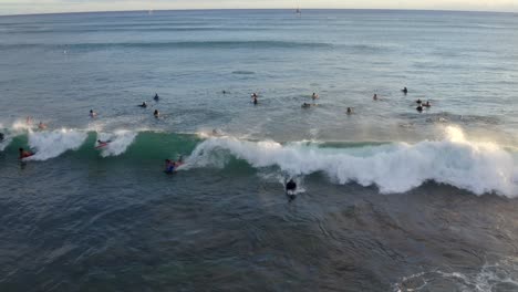 Bodyboarder-Fangen-In-Hawaii-Wellen-Mit-Tünche-Hinter-Sich-Her