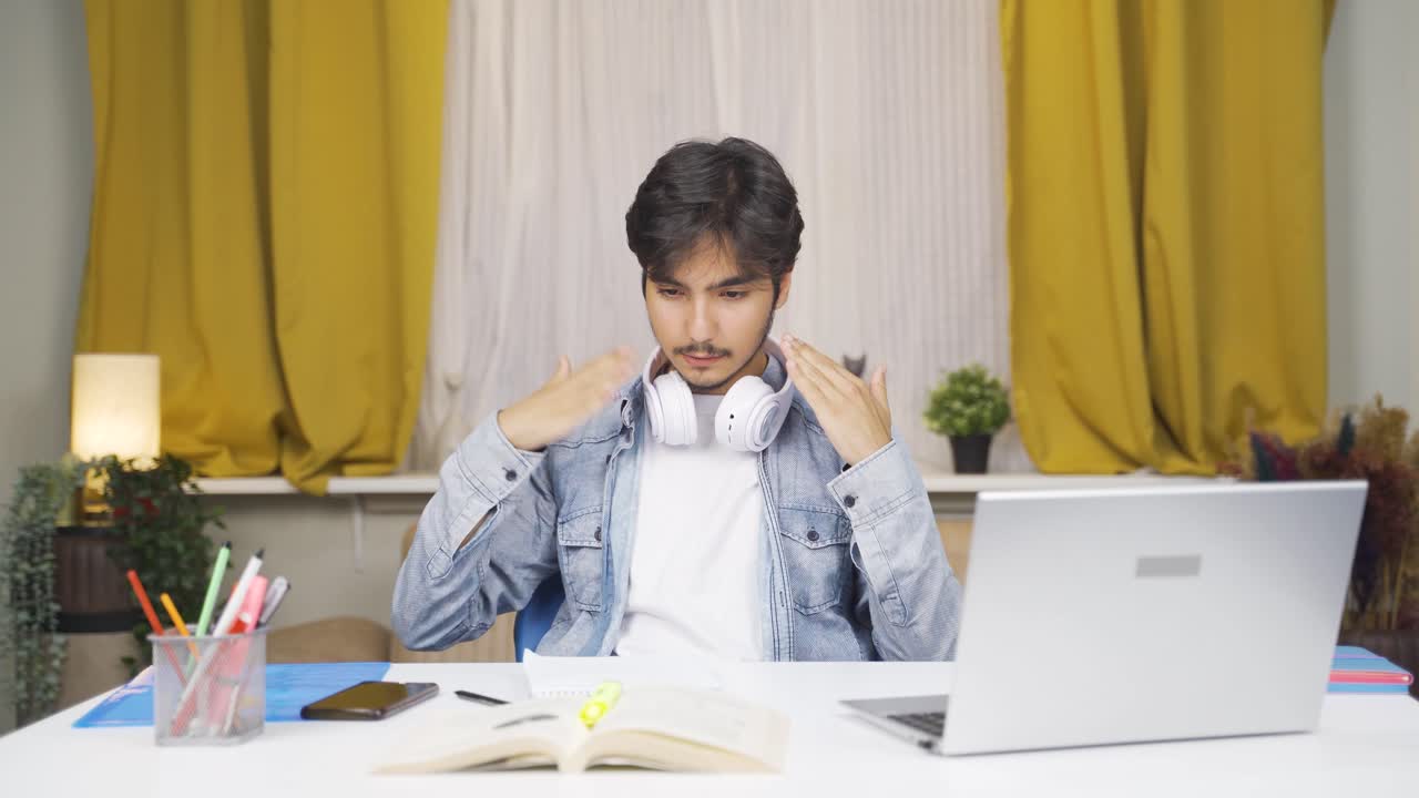 뜨거움에 압도된 남성 학생.