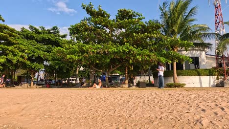personas disfrutando de un día soleado en la playa