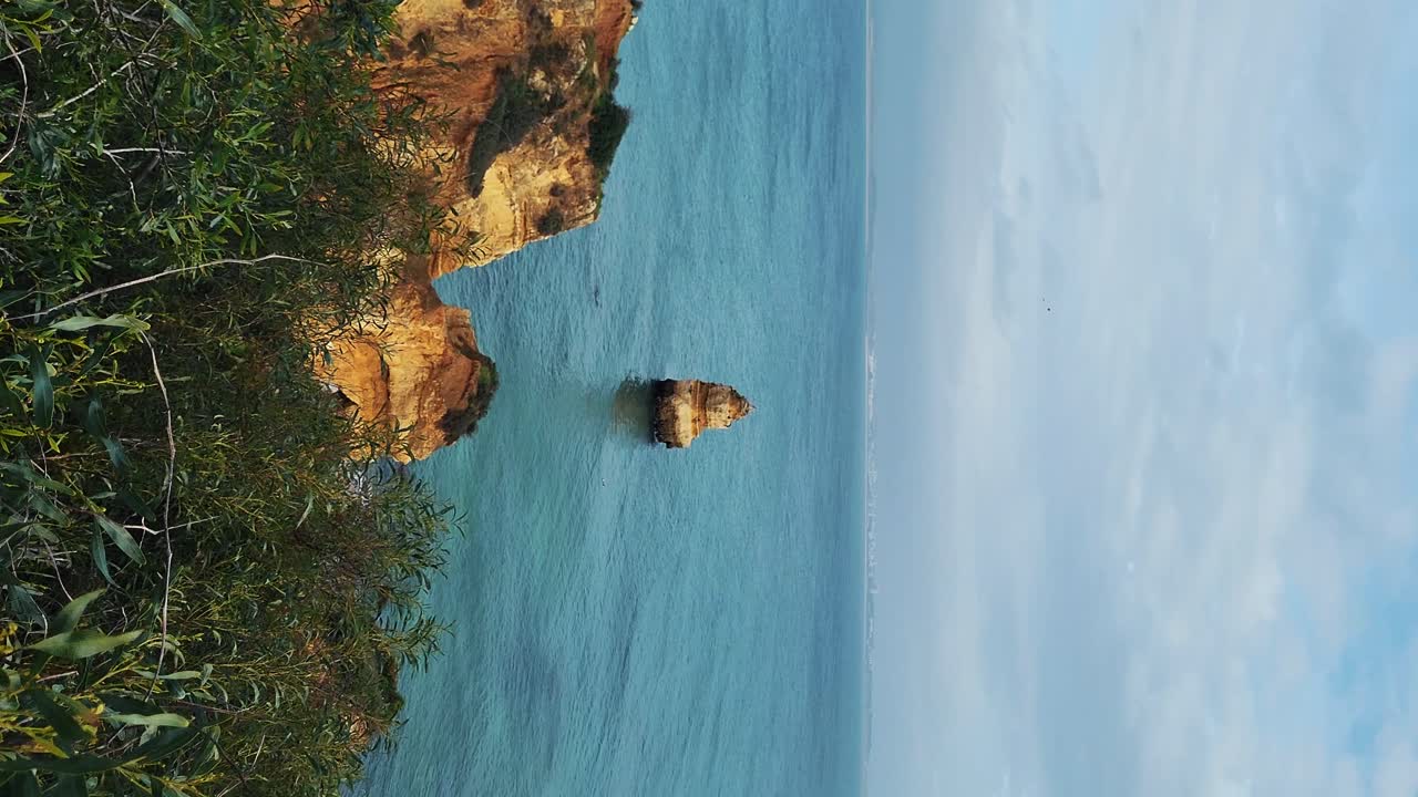 las rocas de ponta da piedade cerca de lagos en el algarve, portugal
