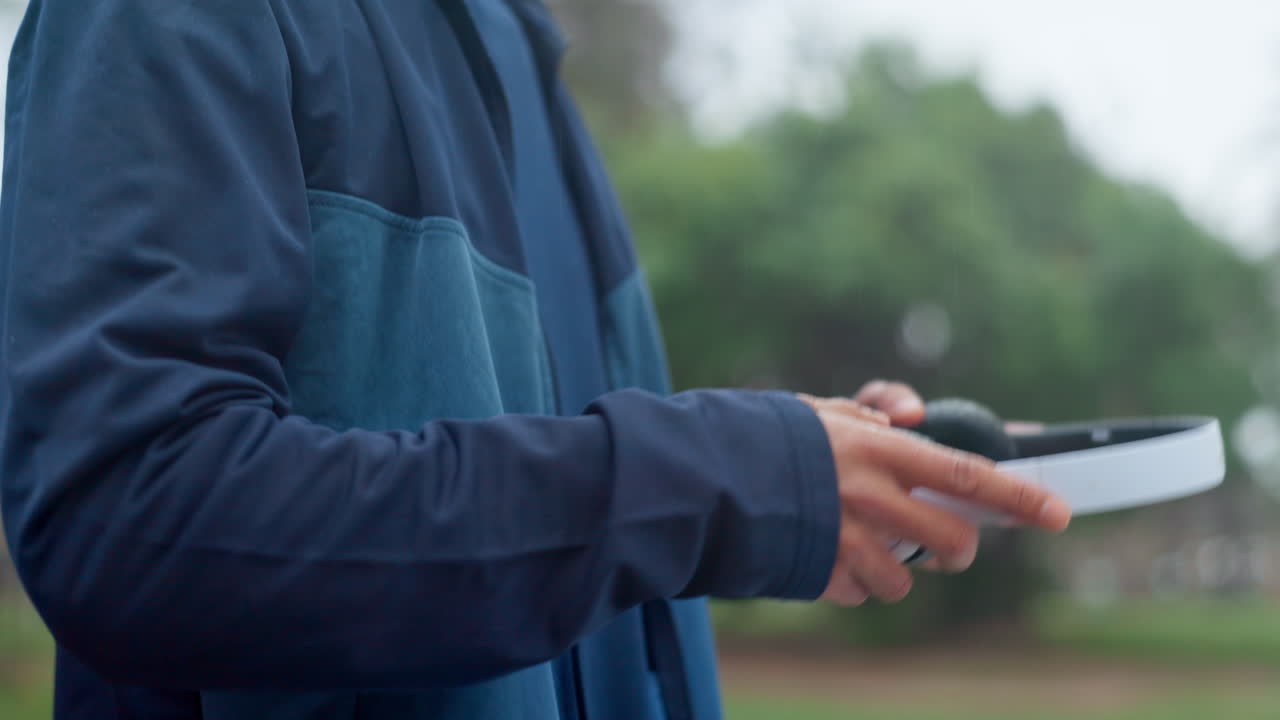 공원에서 음악을 듣고 있는 남자