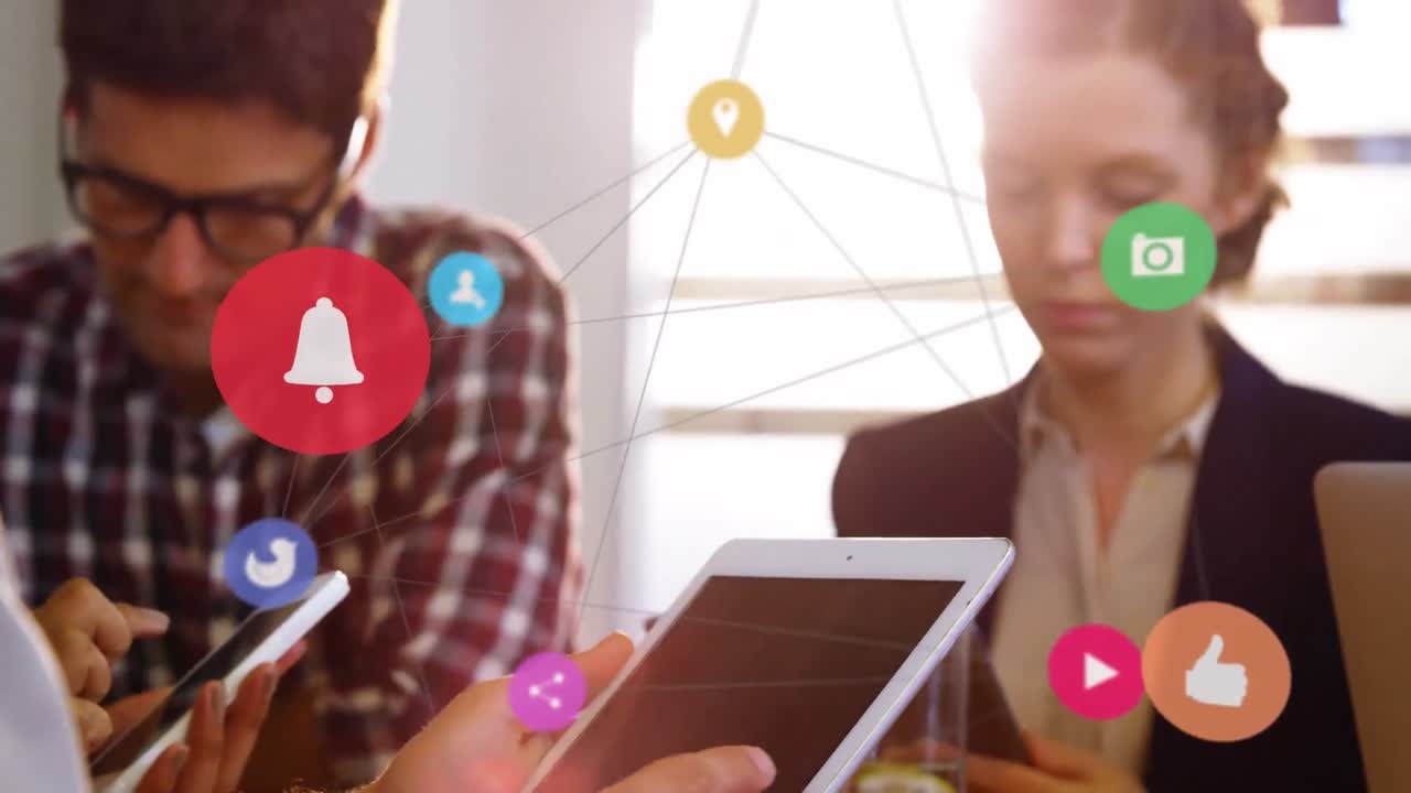 de iconos de conexión de red contra colegas de oficina que usan dispositivos electrónicos