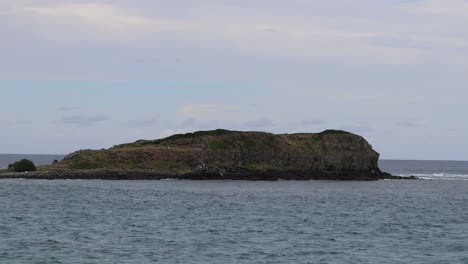 vista estática de una pequeña isla rocosa en el mar