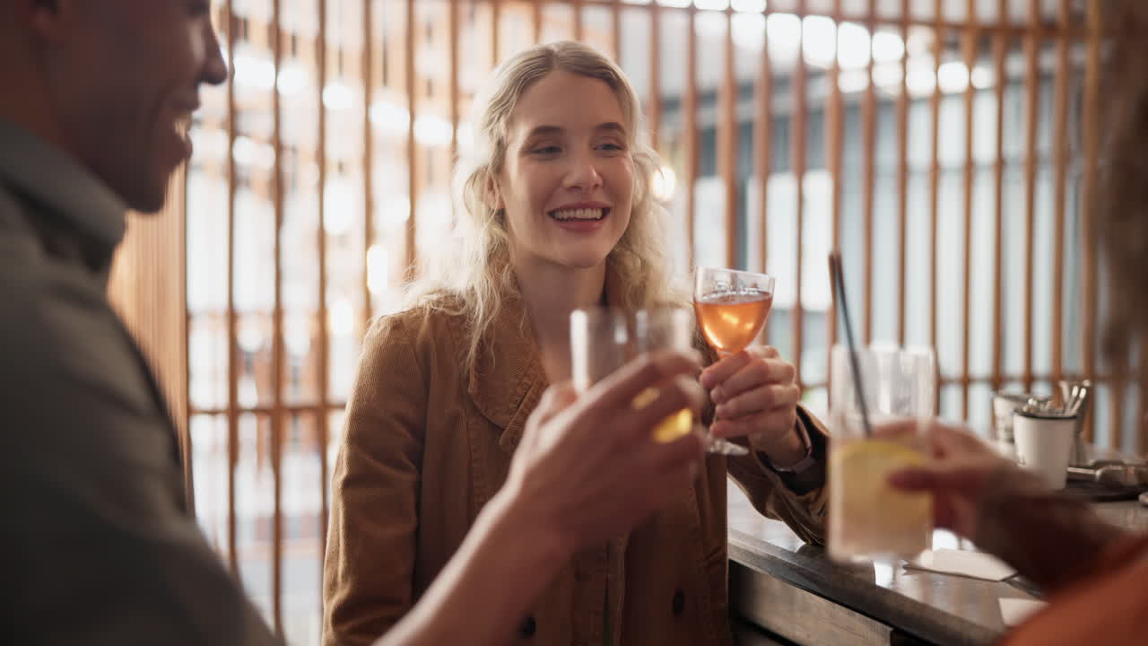 amici che festeggiano in un bar