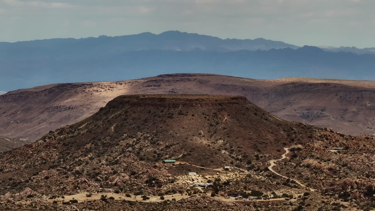 Vista aerea ascendente di un altopiano nell'alto deserto della California