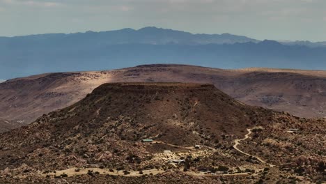 Vista-Aérea-Ascendente-De-Una-Meseta-En-El-Alto-Desierto-De-California.