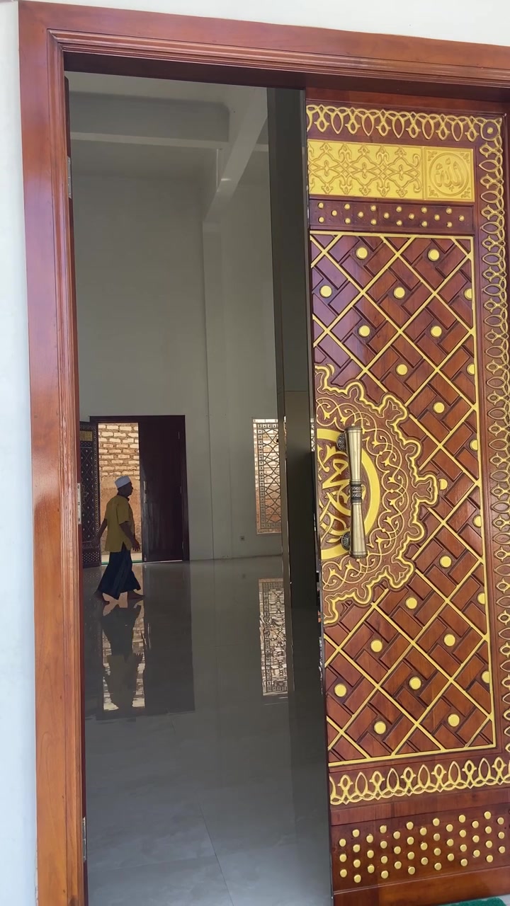 Boş Bir Cami Salonunda Kapanan Süslü Ahşap Sürgülü Kapı