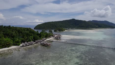 Raja-Ampat-Luftaufnahme-Des-Strandes-Und-Des-Riffs-An-Einem-Heißen,-Sonnigen-Tag