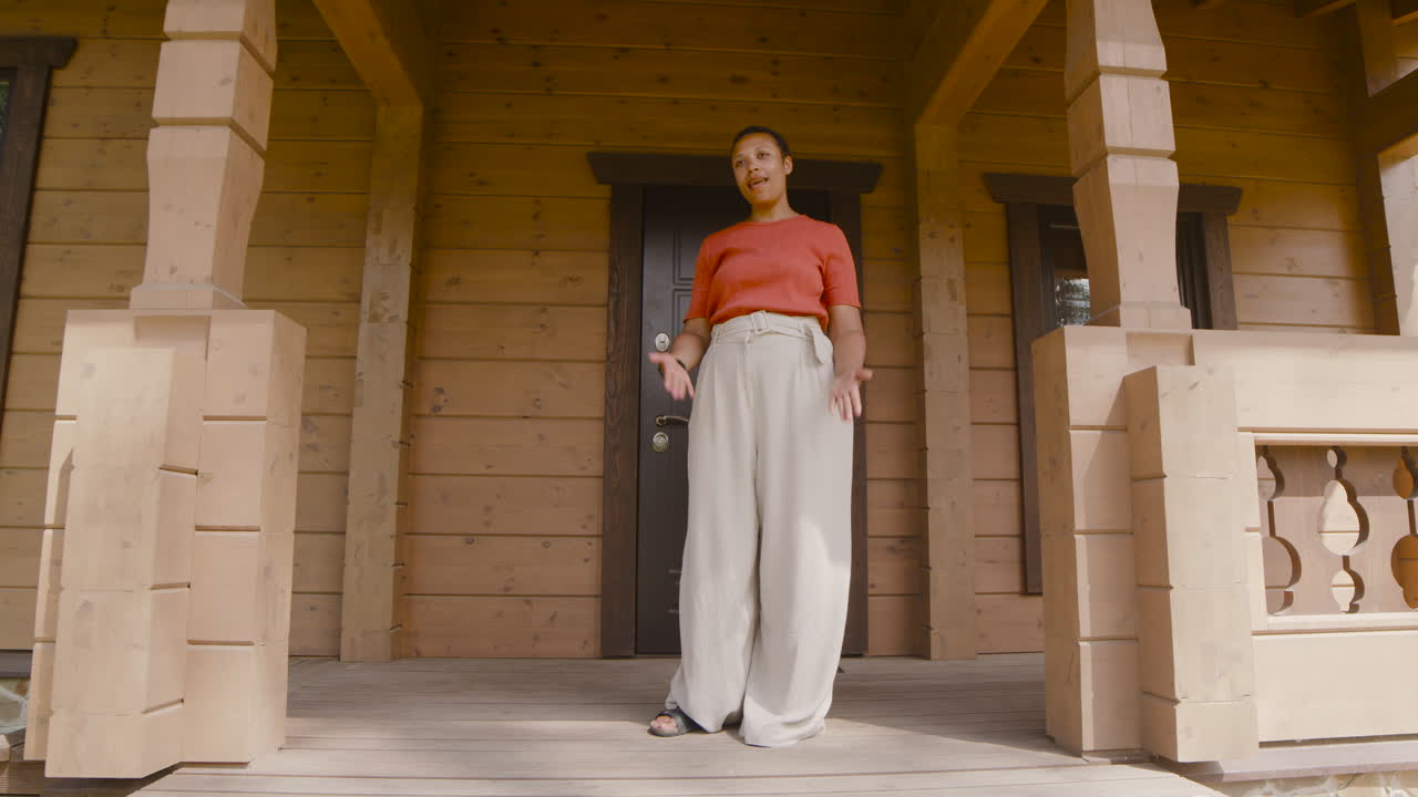 mamá feliz parada afuera de la casa, esperando a que su hijo regrese de la escuela y abrazándolo