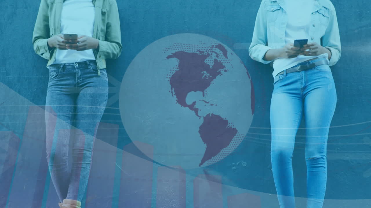 animación de dos mujeres usando teléfonos inteligentes con el globo girando y las flechas apuntando.