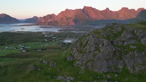 Lofoten-Inseln,-Natur,-Berglandschaft-Und-Fredvang-Dorf-In-Norwegen---Luftumrundung