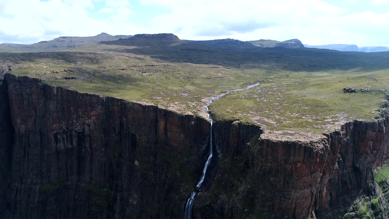 drone aéreo de tugela falls en la frontera de lesotho y sudáfrica, la cascada más alta del mundo