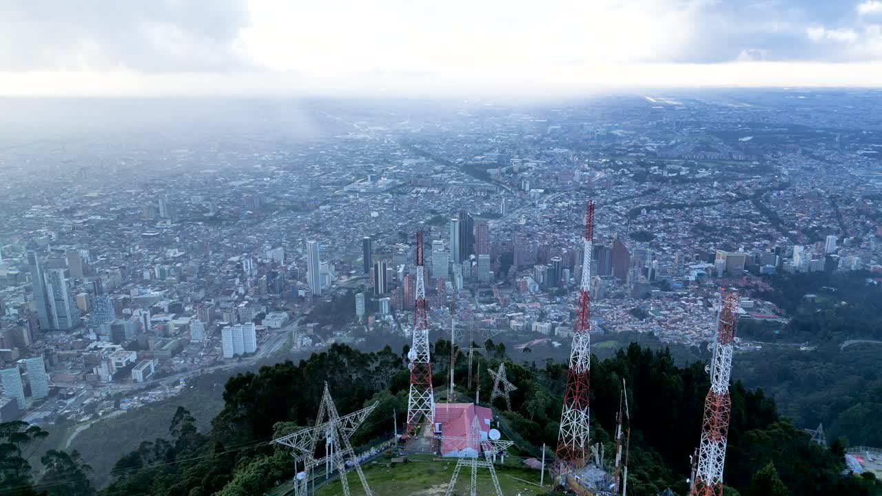 majestuosas vistas del centro de bogotá desde monserrate, vistas aéreas desde un drone