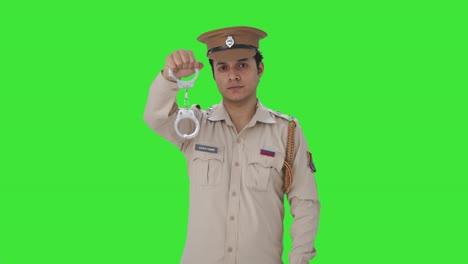 Indischer-Polizist-Posiert-Mit-Handschellen-Auf-Grünem-Bildschirm