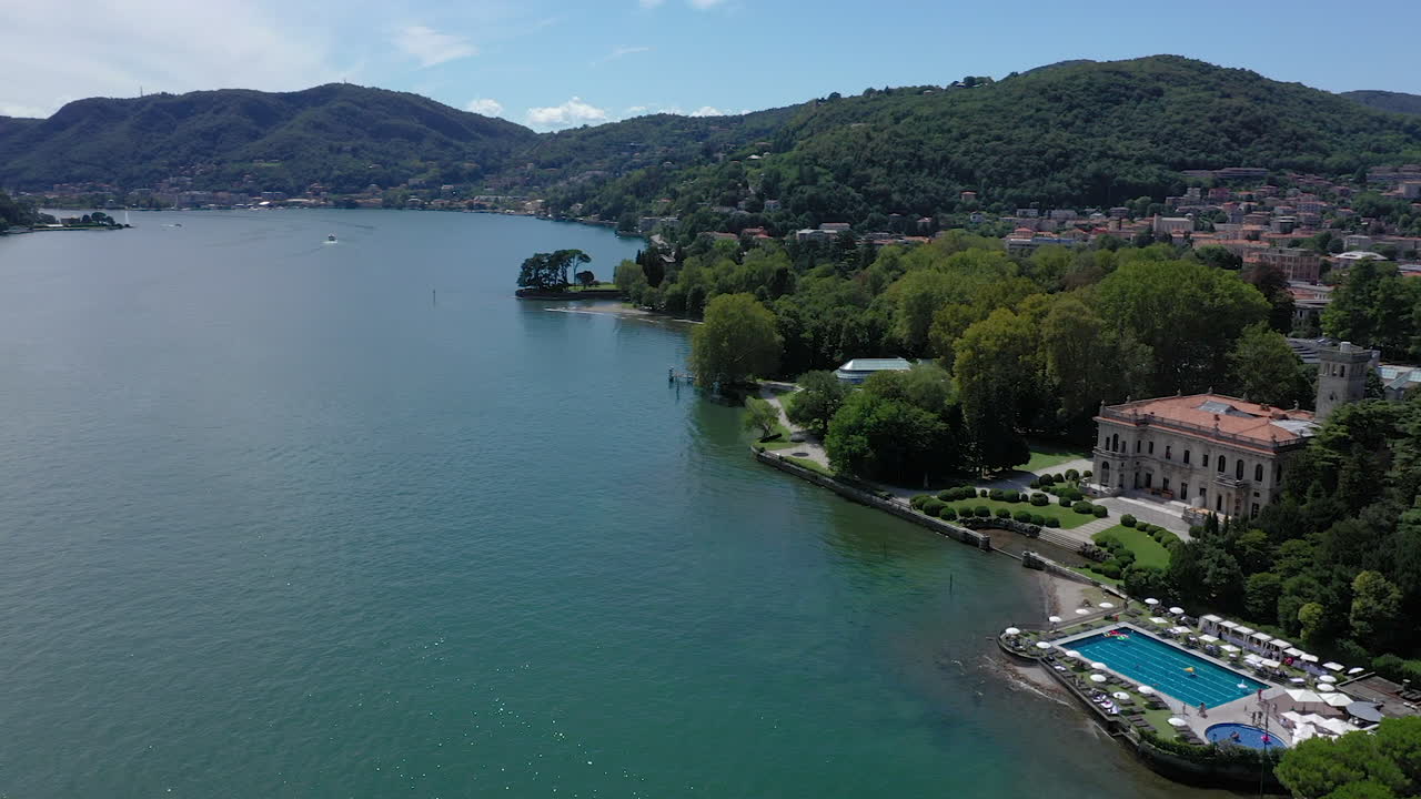 el pueblo italiano de cernobbio en el lago de como desde el cielo