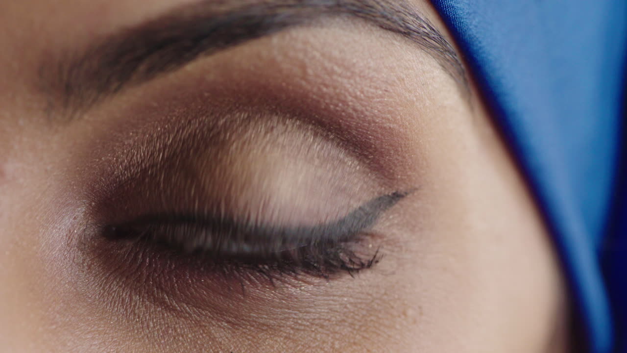 cerca hermoso ojo de mujer mirando a la cámara parpadeando mujer musulmana con hijab