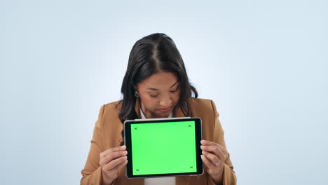 mujer de negocios, tableta de pantalla verde