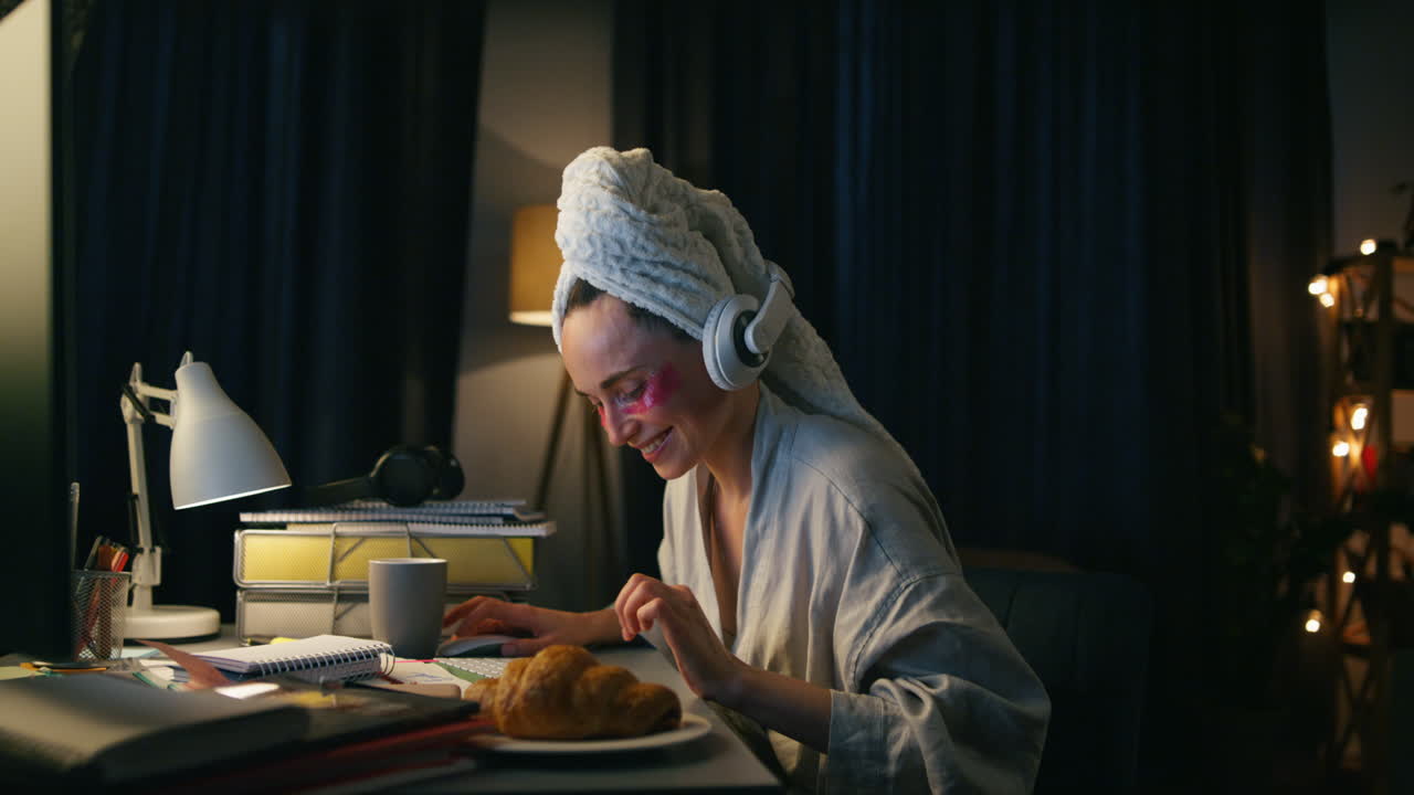 mujer de negocios satisfecha escuchando auriculares de cerca. bailarina independiente positiva