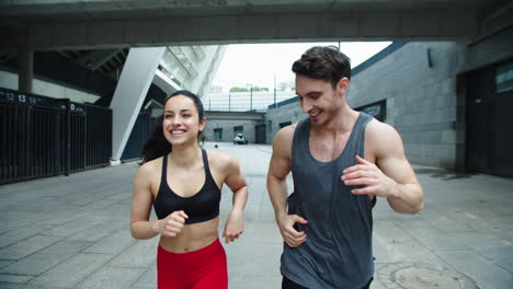 Nahaufnahme-Eines-Fröhlichen-Paares,-Das-Im-Freien-Läuft.-Lachender-Mann-Und-Frau-Beim-Trainingslauf