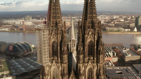 Aufsteigende-Aufnahmen-Aus-Der-Luft-Eines-Gotischen-Historischen-Religiösen-Wahrzeichens.-Schön-Verzierte-Hohe-Türme-Der-Kathedrale-Kirche-Des-Heiligen-Peters.-Köln,-Deutschland