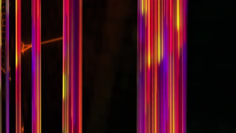 animación de formas en movimiento y senderos coloridos sobre fondo negro