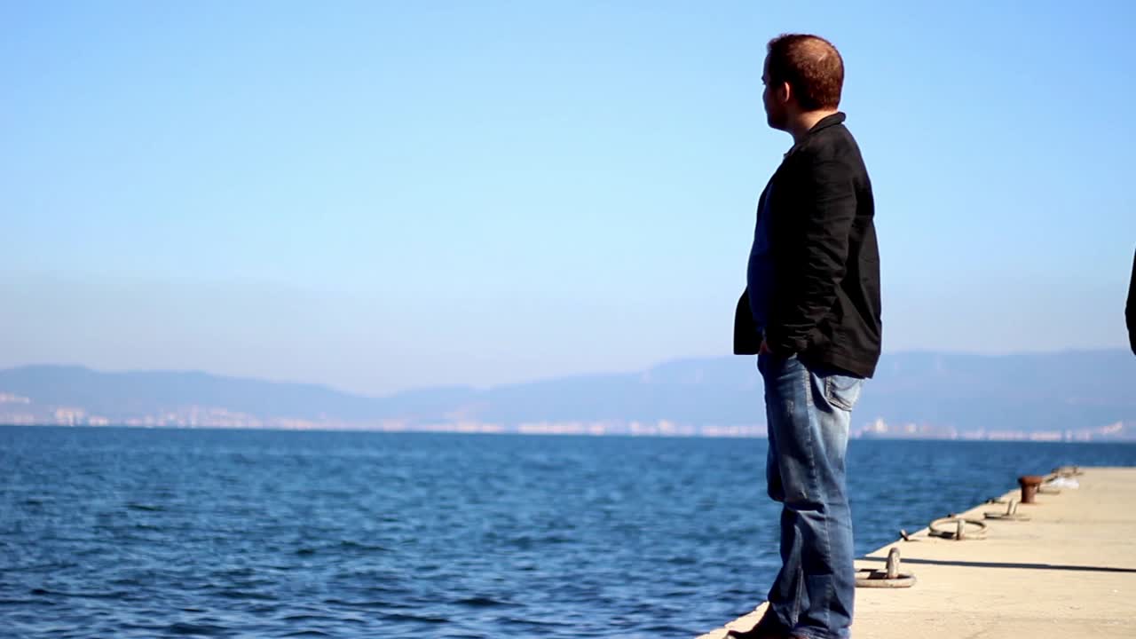 슬 ⁇  혼자 바다를 보는 남자