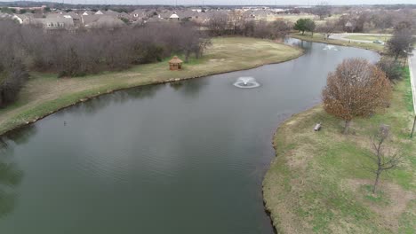 Dies-Ist-Ein-Luftvideo-Des-Bear-Creek-Parks-In-Keller,-Texas