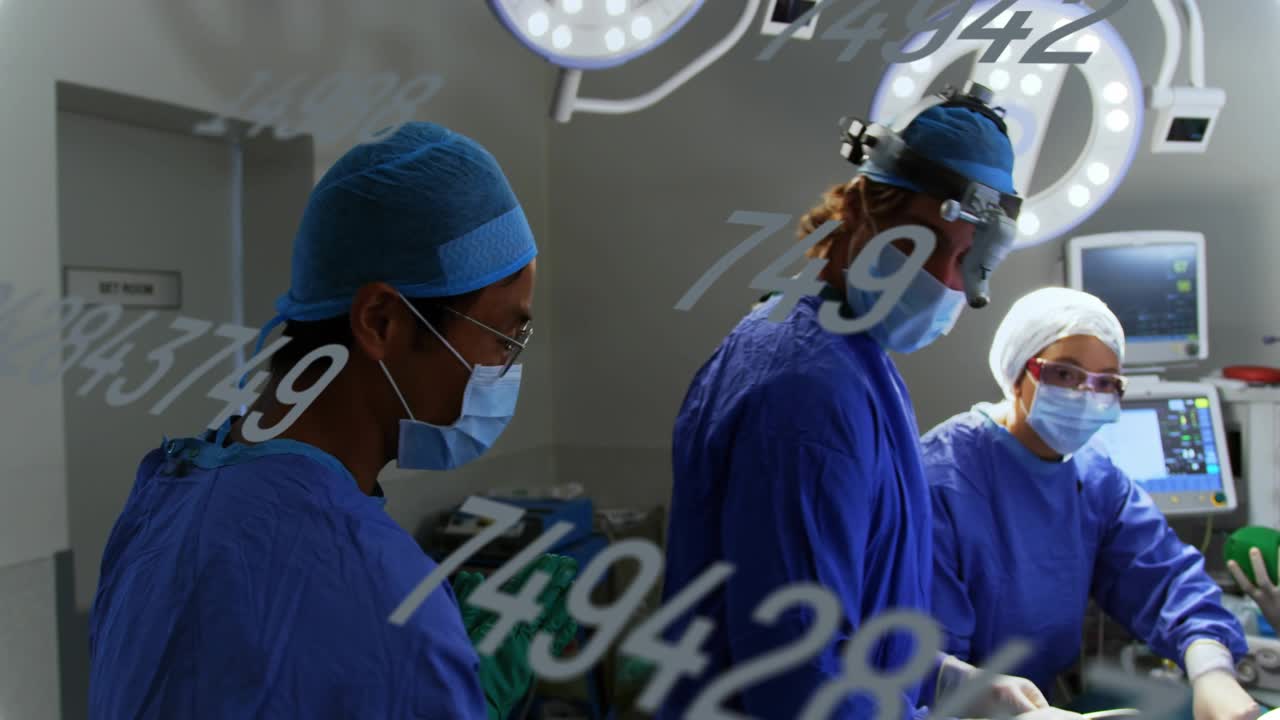 Mandlig kirurg overvåger skærm, mens en flydende data-overlay analyserer patientens vitalværdier under indsnittet.