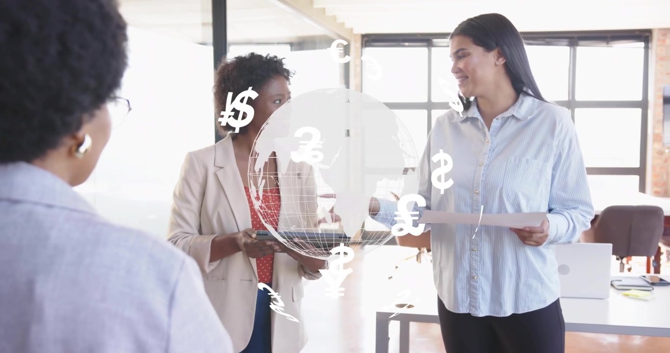Femme expliquant les tendances financières animant un globe avec des symboles monétaires tandis qu'un collègue tape sur un ordinateur portable