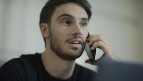 hombre feliz hablando por teléfono. hombre de negocios feliz llamando por teléfono y bebiendo té.