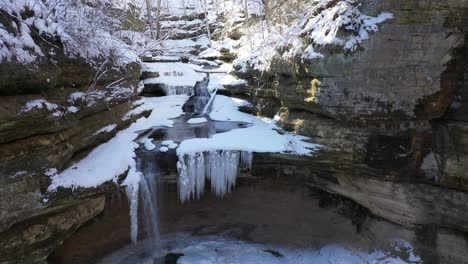 Cascada-En-Invierno-Dentro-Del-Cañón,-Hermosa