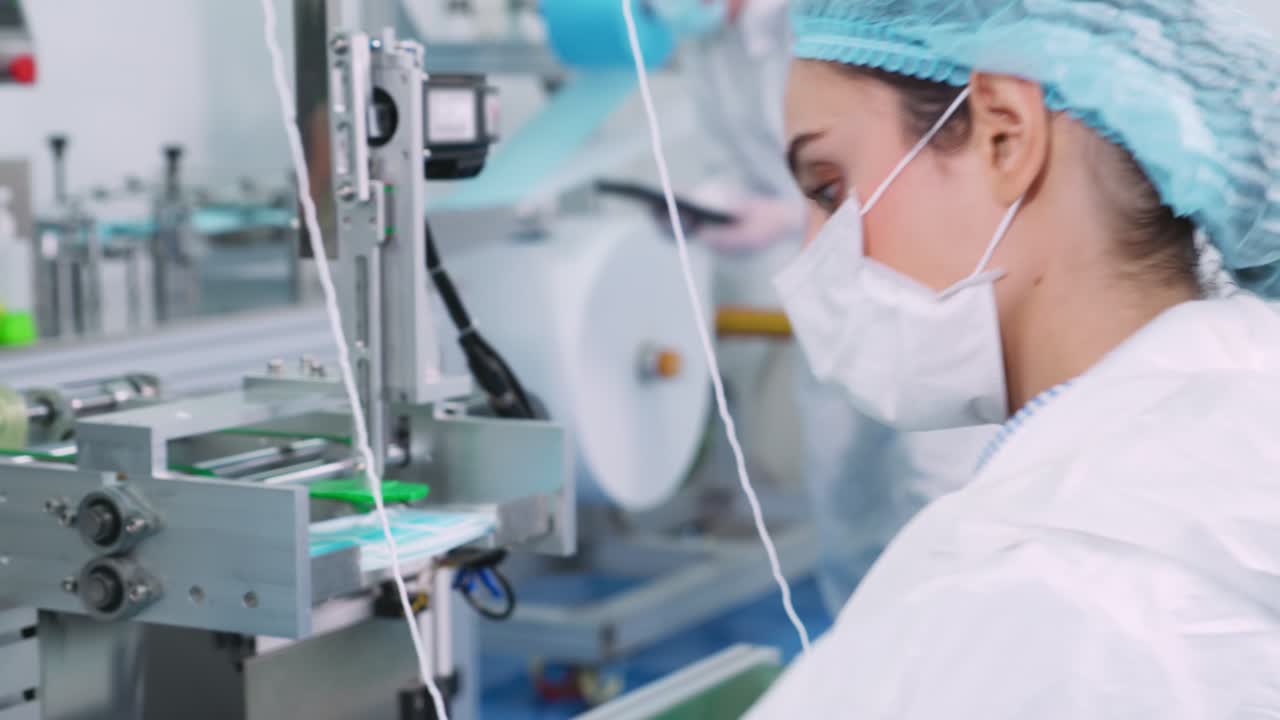 Línea de producción de máscaras faciales en una fábrica moderna