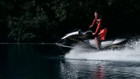 Jet-Ski-Fahrer-Halten-An-Und-Denken-über-Die-Straßenroute-Nach.-Mann-Fährt-Im-Sommer-Wasserfahrrad