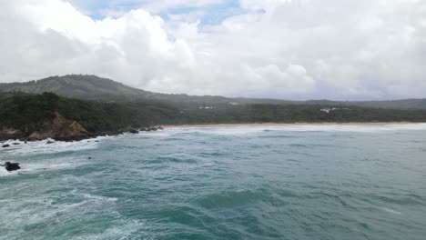 Malerischer-Blick-Auf-Den-Strand-Mit-Bergen,-Blauem-Himmel-Und-Wolken-In-Sapphire-Beach,-Coffs-Harbour,-Nsw,-Australien---Luftrückzug