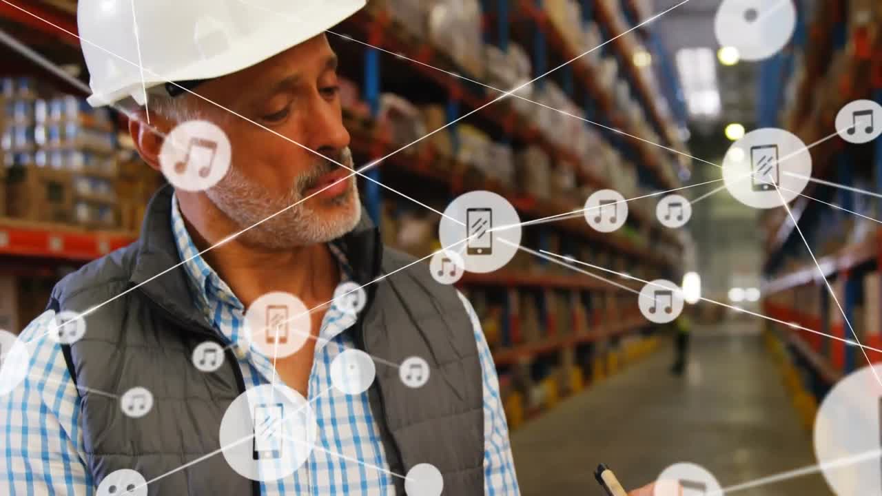 Animazione di reti di connessioni con icone su uomo che lavora in magazzino