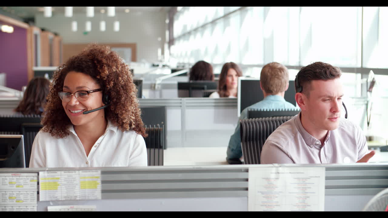mujer de negocios trabajando con una tableta digital en una oficina