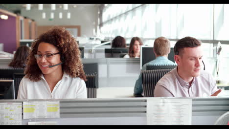 Mujer-De-Negocios-Trabajando-Con-Tableta-Digital-En-Una-Oficina