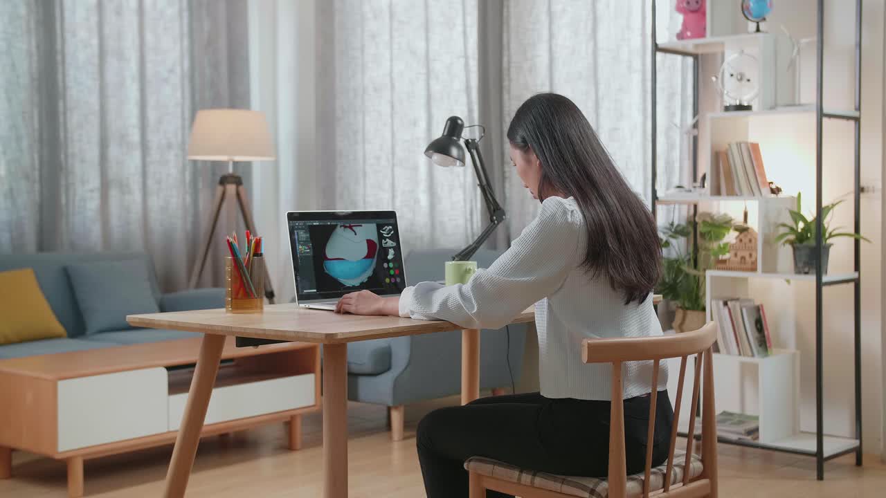 노트북에서 신발을 디자인하는 여자