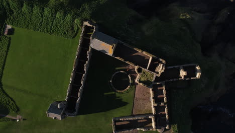 한때 강력한 던노타 성(dunnottar castle)이었던 스코틀랜드의 폐허가 하늘을 찌르는 모습