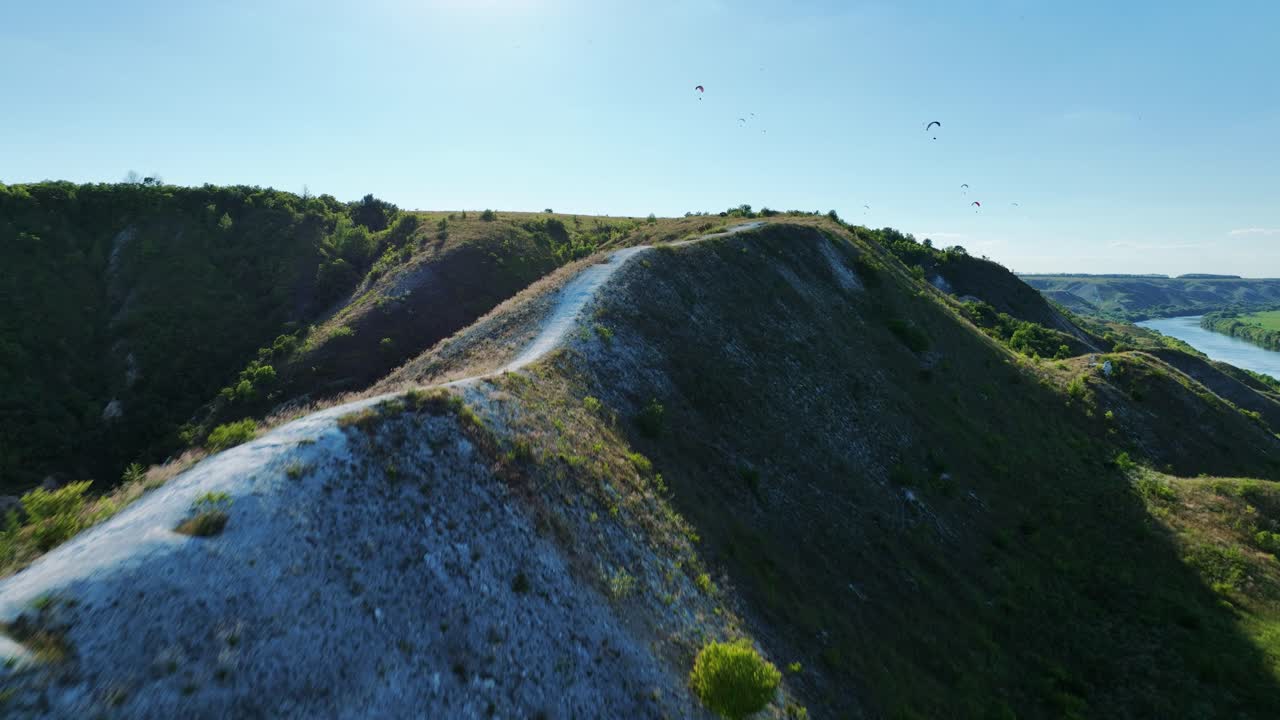패러글라이더 를 이용 한 언덕 풍경 의 공중 풍경
