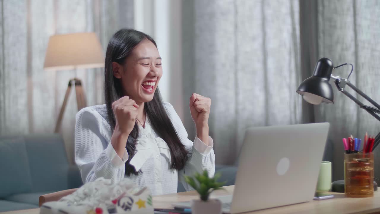 노트북에서 성공을 축하하는 여성