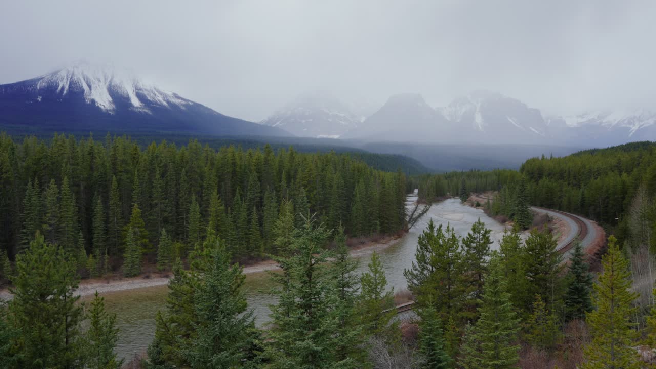 Curva di Morant con ferrovia e montagne nel Parco Nazionale di Banff