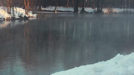 Fluss-Im-Winterpark.-Winterlandschaft.-Schneeverwehungen-Am-Flussufer.-Kaltes-Wetter