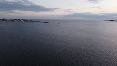 Fischerboot,-Das-In-Den-Hafen-Von-Punta-Del-Este-Einfährt,-Drohne-Aus-Der-Luft-Nach-Vorn