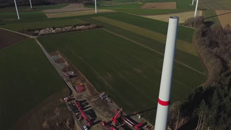 Luftaufnahme-Des-Windturbinenturms-Während-Des-Baus---Drohnenaufnahme